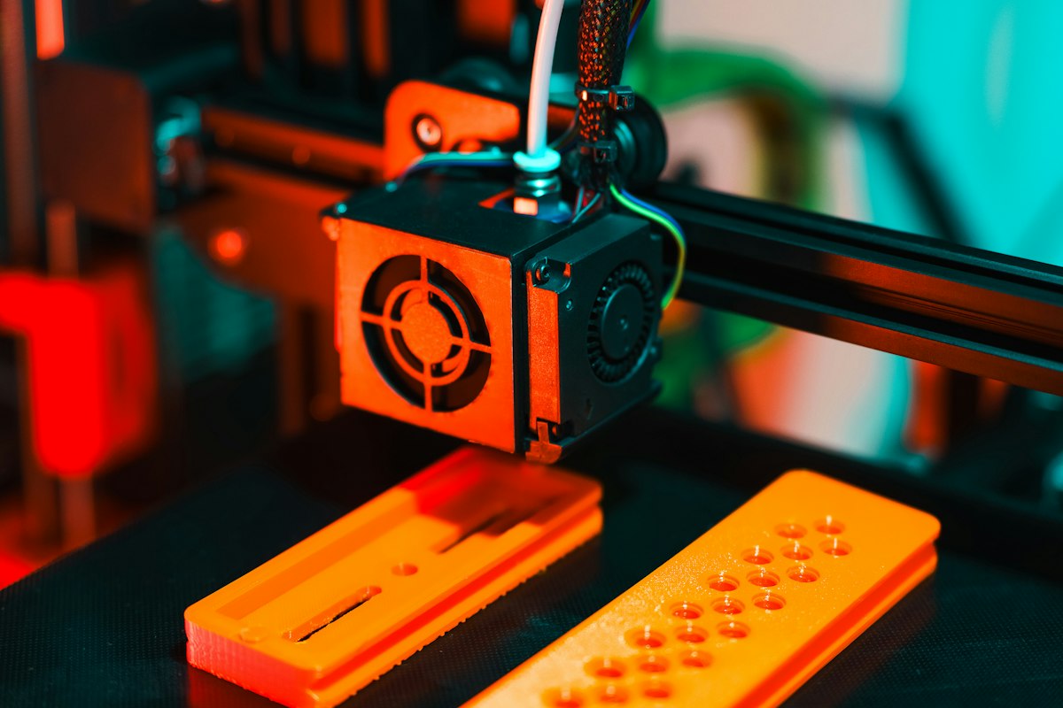3D printeri kõrval olevad prinditud detailid