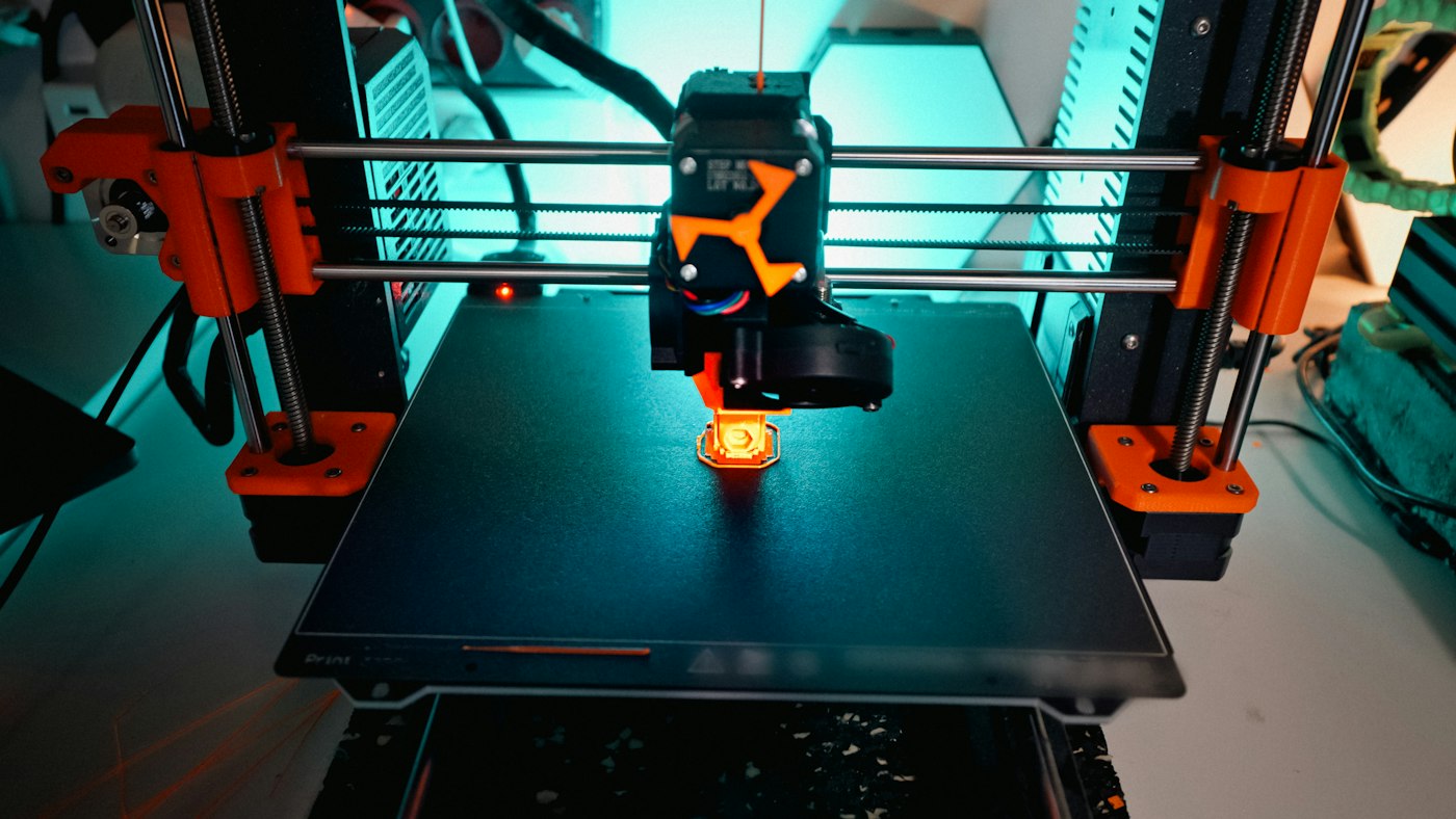 3D printer valmistab töökojas detaili